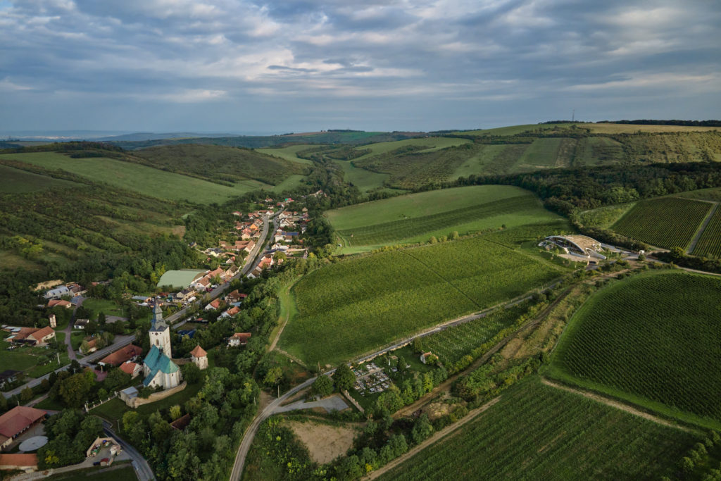 letecký pohled na krajinu s vesnicí, vinicemi a vinařstvím Gurdau