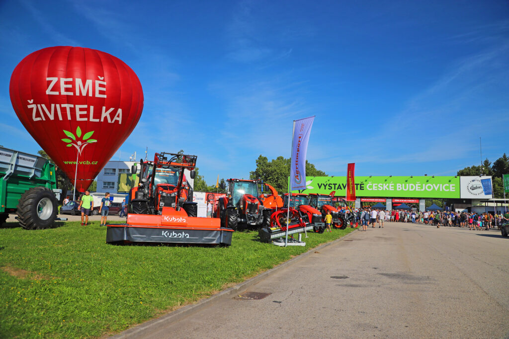 expozice zemědělských strojů na trávě